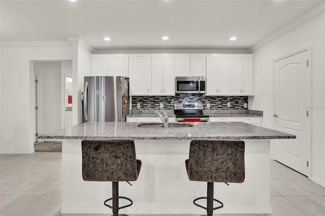 804 Glen Creek Ct, Fruitland Park, FL 34731 - kitchen featuring appliances with stainless steel finishes, a sink, a kitchen breakfast bar, an island with sink, and ornamental molding