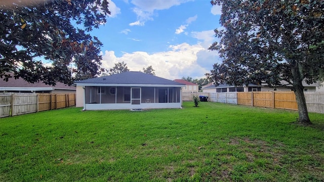 2555 Palmetto Ridge Cir, Apopka, FL 32712 - rear view of house featuring a sunroom and a fenced backyard