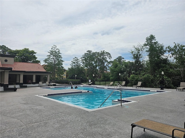 5160 Conroy Rd Unit 1437, Orlando, FL 32811 - community pool with a patio and view of wooded area