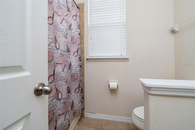 4952 Longmeadow Park St, Orlando, FL 32811 - bathroom featuring toilet, curtained shower, and tile patterned flooring