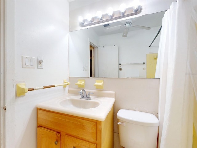 720 Meadow St, Sanford, FL 32773 - bathroom featuring vanity, a shower with curtain, and a ceiling fan
