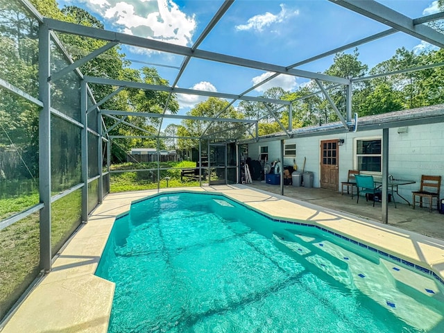 720 Meadow St, Sanford, FL 32773 - swimming pool with a patio and a lanai