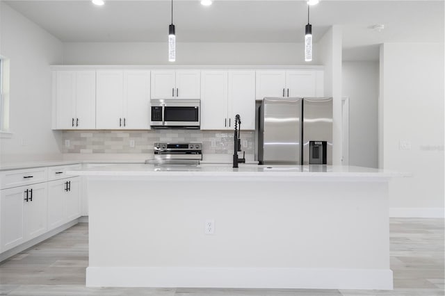 10333 N Halsey Way, Citrus Springs, FL 34434 - kitchen featuring stainless steel appliances, a kitchen island with sink, tasteful backsplash, white cabinetry, and recessed lighting