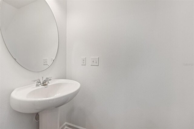 6162 Daerr Ridge St, Zephyrhills, FL 33542 - bathroom with a sink and baseboards