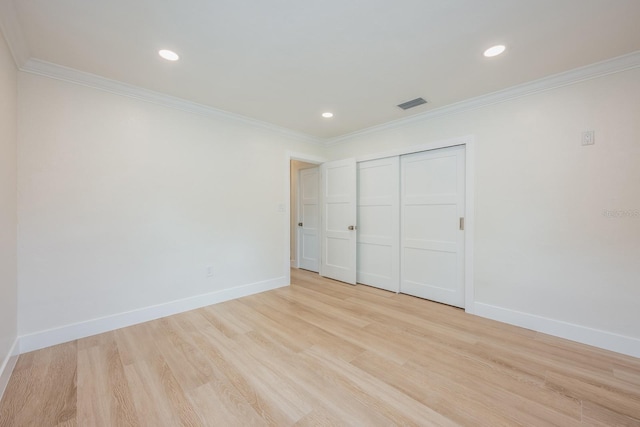 5108 Saint Albans Ave, Siesta Key, FL 34242 - unfurnished bedroom featuring light wood-style floors, crown molding, baseboards, a closet, and recessed lighting