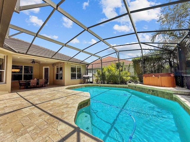 3307 Kentshire Blvd, Ocoee, FL 34761 - swimming pool with a hot tub, a patio, a ceiling fan, and glass enclosure