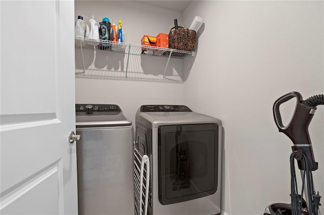 2168 Aibonito Cir, Clermont, FL 34711 - laundry area featuring independent washer and dryer