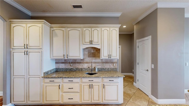 10809 Arrowtree Blvd, Clermont, FL 34715 - kitchen featuring cream cabinetry, a sink, decorative backsplash, baseboards, and crown molding