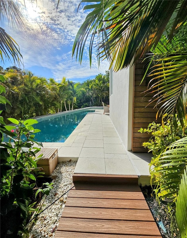 2408 Nassau St, Sarasota, FL 34231 - view of outdoor pool