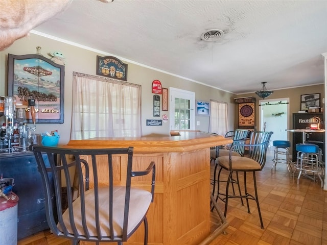 12130 Lakeshore Dr, Clermont, FL 34711 - indoor dry bar with ornamental molding