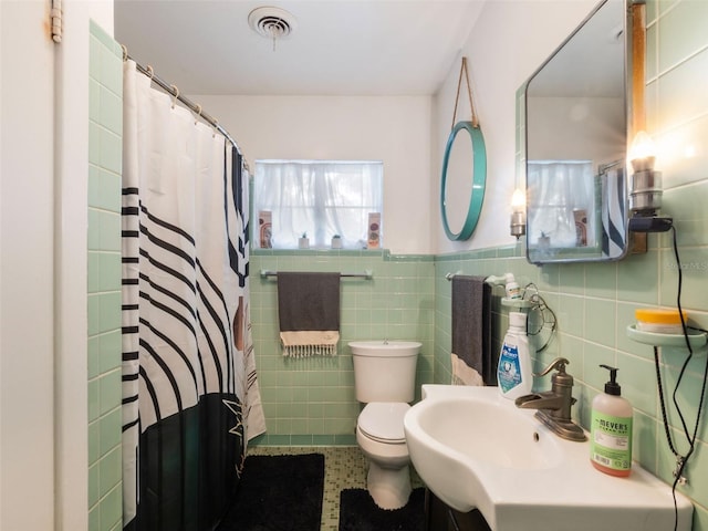 12130 Lakeshore Dr, Clermont, FL 34711 - full bath featuring tile walls, a shower with shower curtain, and wainscoting