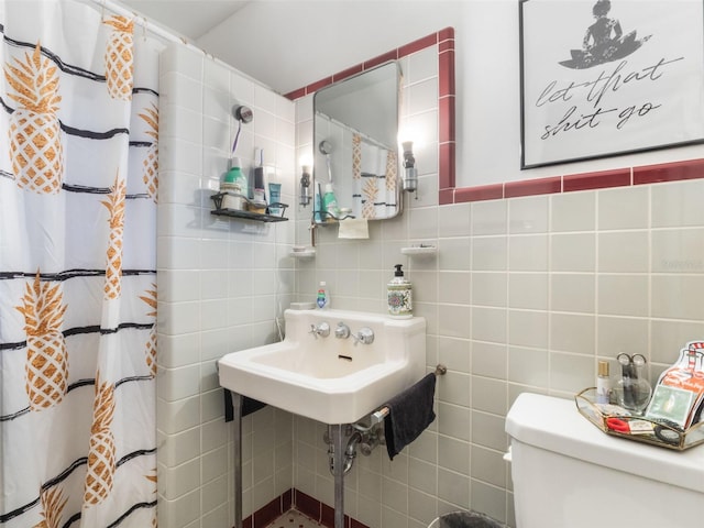 12130 Lakeshore Dr, Clermont, FL 34711 - full bathroom featuring tile walls, water heater, and a shower with shower curtain