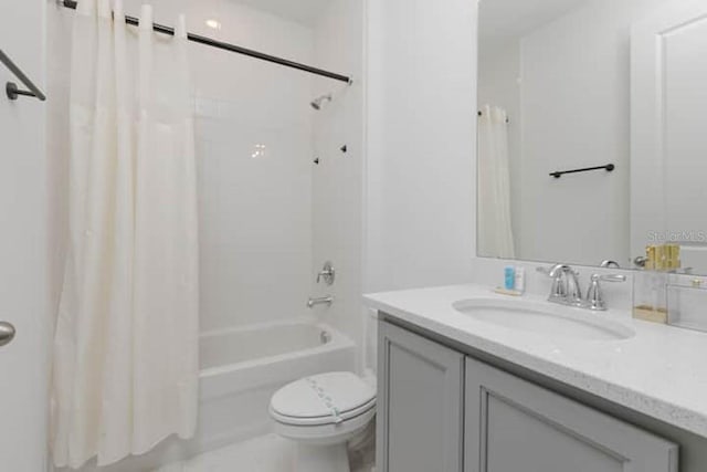 2363 Lancashire St, Davenport, FL 33896 - bathroom featuring vanity, toilet, and shower / bath combo