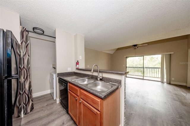 420 Forestway Cir Unit 306, Altamonte Springs, FL 32701 - kitchen with black appliances, a sink, light wood-type flooring, a peninsula, and a ceiling fan