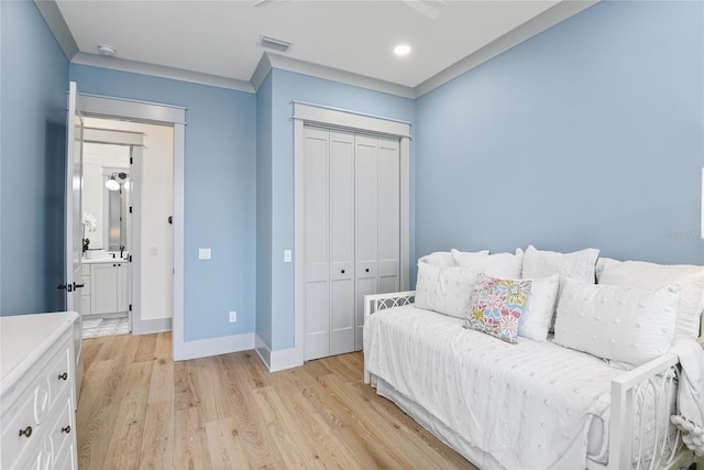 507 S Pine St, New Smyrna Beach, FL 32169 - sitting room featuring light wood-style flooring, baseboards, and recessed lighting