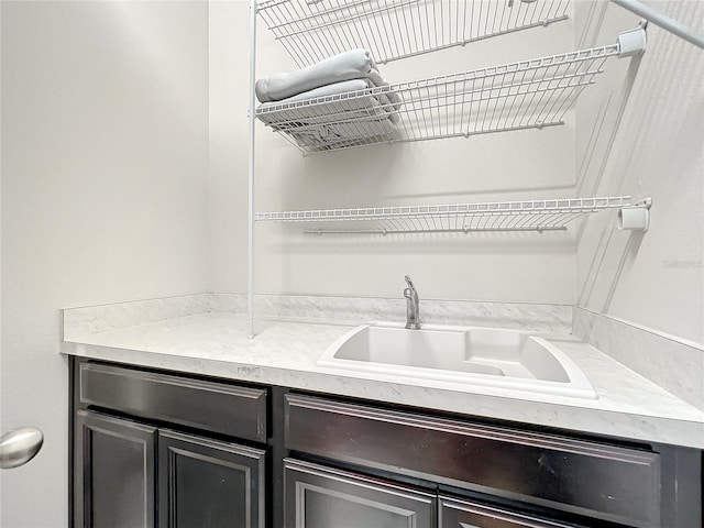 4993 Southlawn Ave, Orlando, FL 32811 - bar area featuring a sink