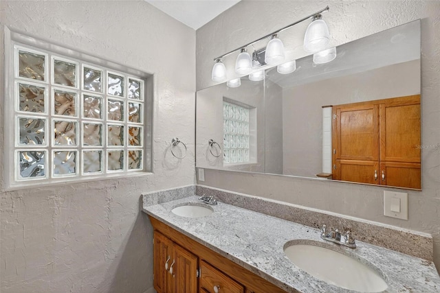 3637 Dubsdread Cir, Orlando, FL 32804 - bathroom featuring a textured wall and double vanity