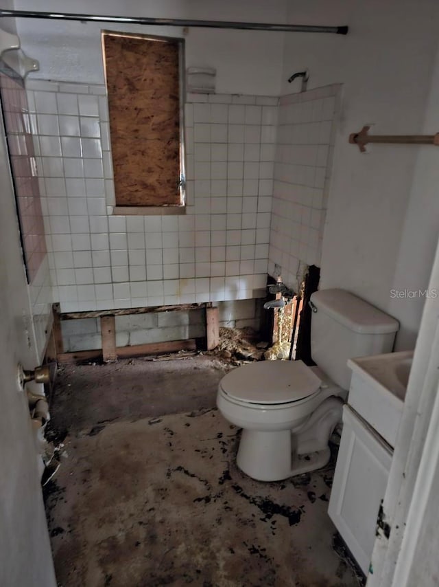 134 Flamingo Dr, Auburndale, FL 33823 - bathroom with vanity, toilet, and a shower