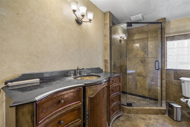 4420 Conway Gardens Rd, Orlando, FL 32806 - full bath featuring a stall shower, vanity, toilet, and a textured ceiling