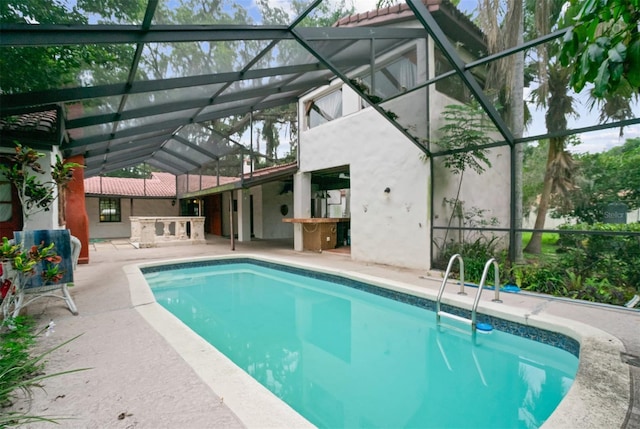 4420 Conway Gardens Rd, Orlando, FL 32806 - swimming pool with glass enclosure and a patio area