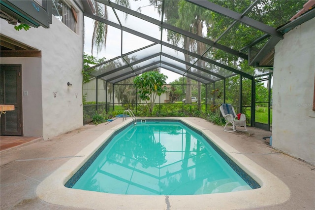 4420 Conway Gardens Rd, Orlando, FL 32806 - swimming pool with a patio area