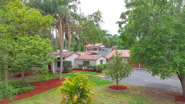 4420 Conway Gardens Rd, Orlando, FL 32806 - view of front of home featuring a tile roof, stucco siding, and a front yard