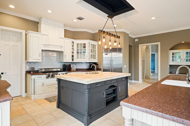 2357 Alaqua Dr, Longwood, FL 32779 - kitchen with stainless steel appliances, a sink, a center island with sink, crown molding, and backsplash