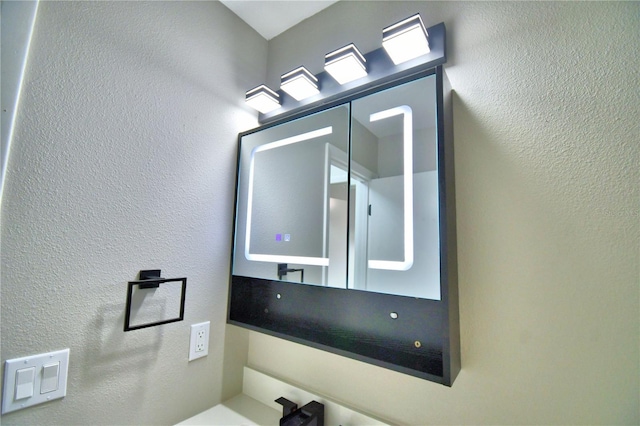 7504 Willow Wisp Dr E, Lakeland, FL 33810 - bathroom featuring a textured wall
