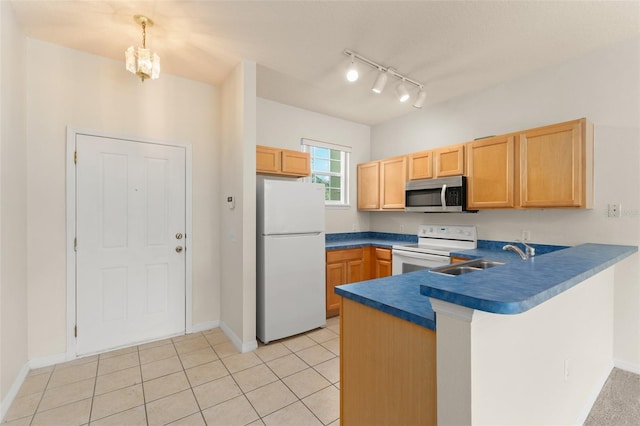 214 Monroe Cir, Davenport, FL 33896 - kitchen with white appliances, a sink, a peninsula, dark countertops, and baseboards
