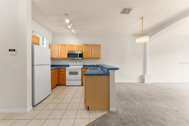214 Monroe Cir, Davenport, FL 33896 - kitchen with white appliances, a peninsula, a sink, dark countertops, and a chandelier