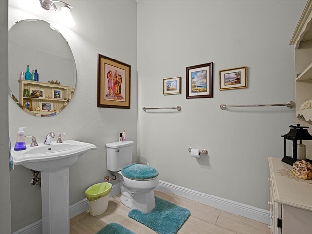 8818 Bismarck Palm Dr, Winter Garden, FL 34787 - half bath featuring toilet, tile patterned flooring, baseboards, and a sink