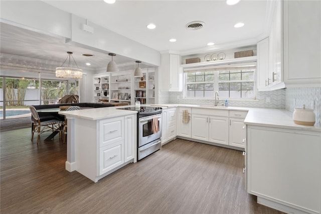 1770 Chinook Trl, Maitland, FL 32751 - kitchen featuring electric stove, a sink, a peninsula, wood finished floors, and plenty of natural light