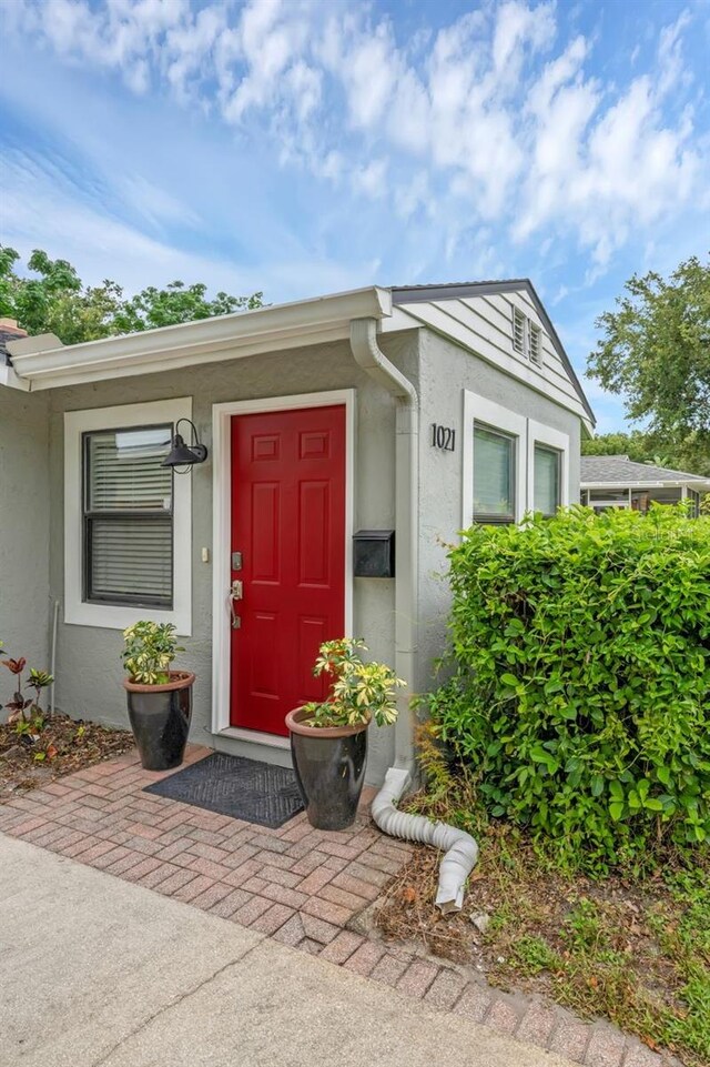 1021 N Forest Ave, Orlando, FL 32803 - view of exterior entry featuring stucco siding