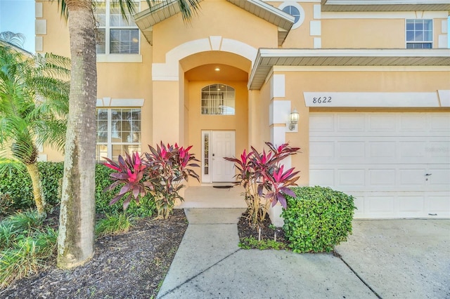 8622 La Isla Dr, Kissimmee, FL 34747 - property entrance featuring stucco siding and a garage