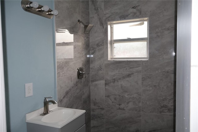 102 Luna Rd, Auburndale, FL 33823 - bathroom featuring tiled shower and vanity