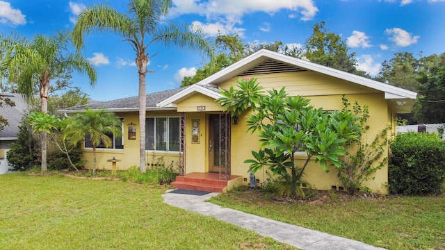 328 E Minnehaha Ave, Clermont, FL 34711 - bungalow with a front lawn and stucco siding