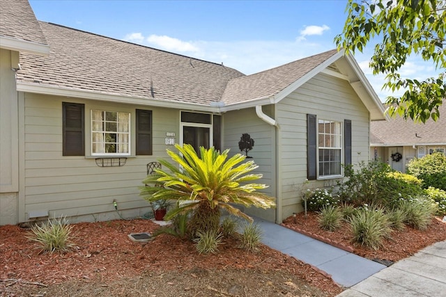 1126 Villa Ln Unit 91, Apopka, FL 32712 - view of side of home with a shingled roof