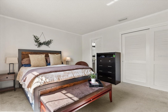 1126 Villa Ln Unit 91, Apopka, FL 32712 - bedroom featuring light colored carpet, crown molding, a textured ceiling, and a closet