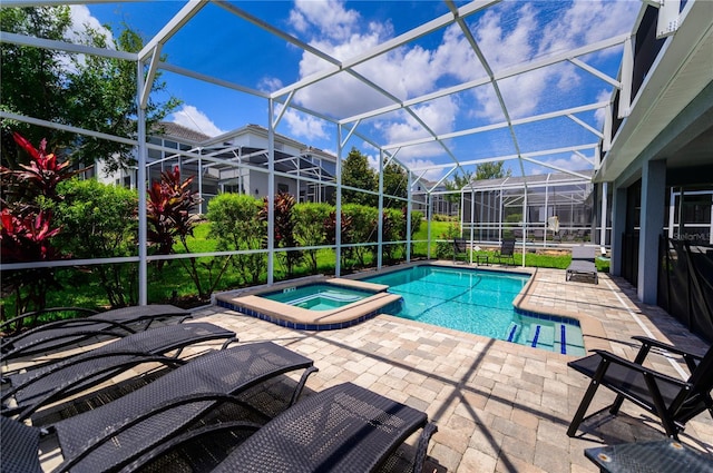 9014 Stinger Dr, Davenport, FL 33896 - view of pool featuring a patio area, a pool with connected hot tub, and glass enclosure