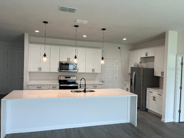 611 Amazon Pl, Kissimmee, FL 34759 - kitchen featuring stainless steel appliances, a sink, recessed lighting, an island with sink, and dark wood finished floors