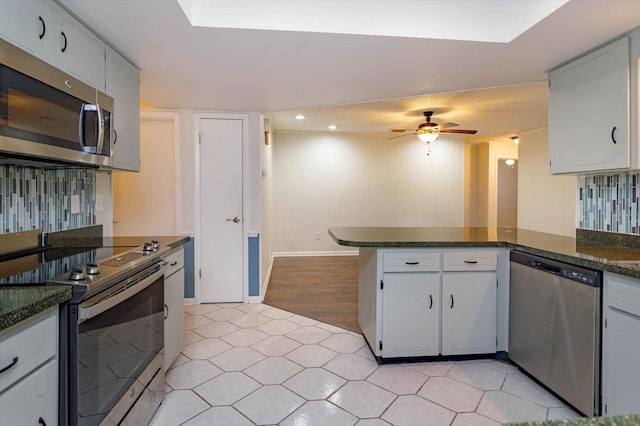 4739 Indian Gap Dr, Orlando, FL 32812 - kitchen featuring appliances with stainless steel finishes, a peninsula, tasteful backsplash, a ceiling fan, and recessed lighting