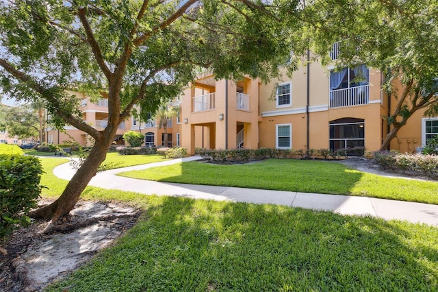 5467 Vineland Rd Unit 6110, Orlando, FL 32811 - view of front facade featuring stucco siding and a front lawn