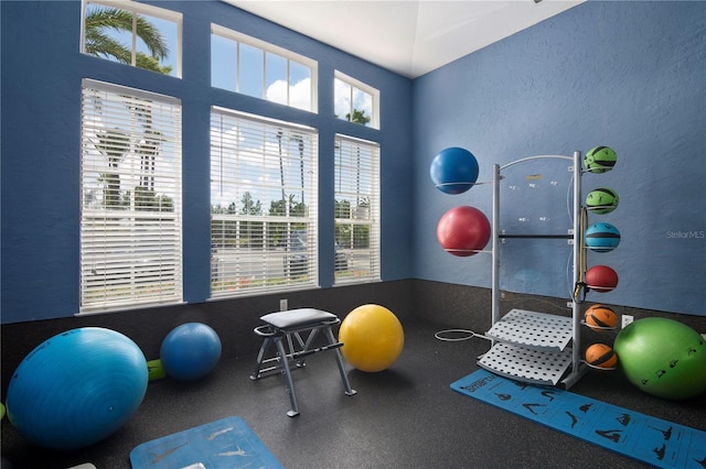 5467 Vineland Rd Unit 6110, Orlando, FL 32811 - exercise area with a textured wall