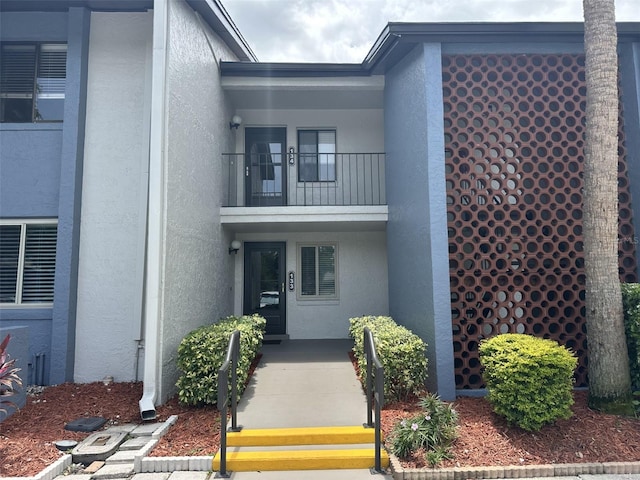 14 Escondido Ct Unit 134, Altamonte Springs, FL 32701 - doorway to property with stucco siding and a balcony