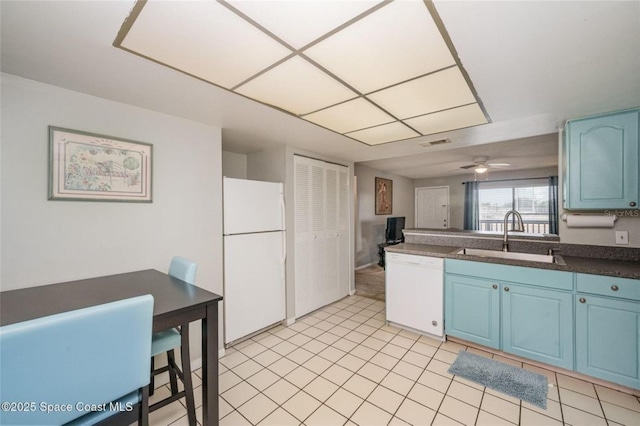 1515 Huntington Ln Unit 426, Rockledge, FL 32955 - kitchen with white appliances, blue cabinets, a sink, dark countertops, and ceiling fan