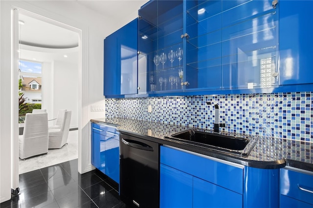 9138 Great Heron Cir, Orlando, FL 32836 - kitchen with dishwasher, blue cabinetry, dark countertops, and decorative backsplash