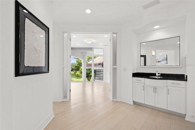 9138 Great Heron Cir, Orlando, FL 32836 - bar area with light wood-style flooring and recessed lighting