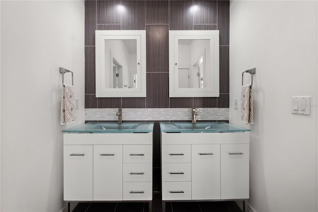 9138 Great Heron Cir, Orlando, FL 32836 - bathroom with double vanity and tasteful backsplash