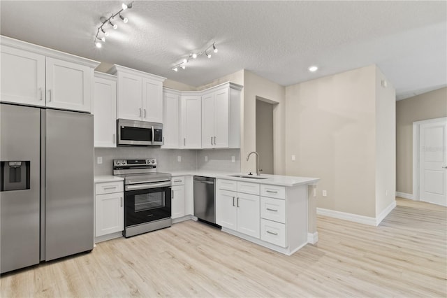 3672 Rollin O Ln, Apopka, FL 32703 - kitchen with appliances with stainless steel finishes, a sink, light countertops, tasteful backsplash, and a peninsula