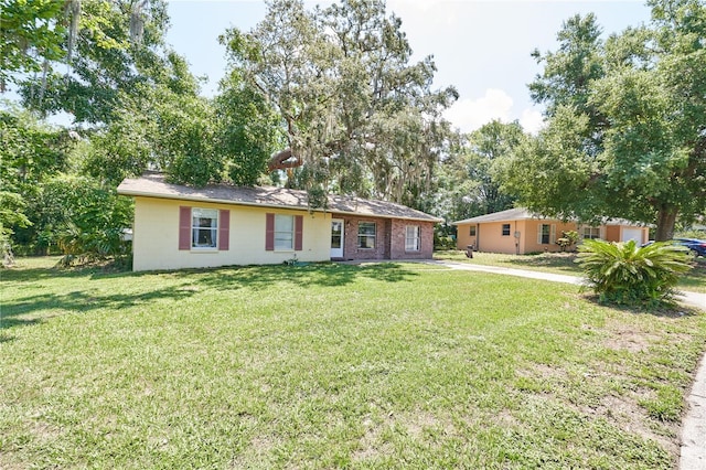 881 Cedar Cir, Tavares, FL 32778 - single story home featuring a front yard and concrete block siding